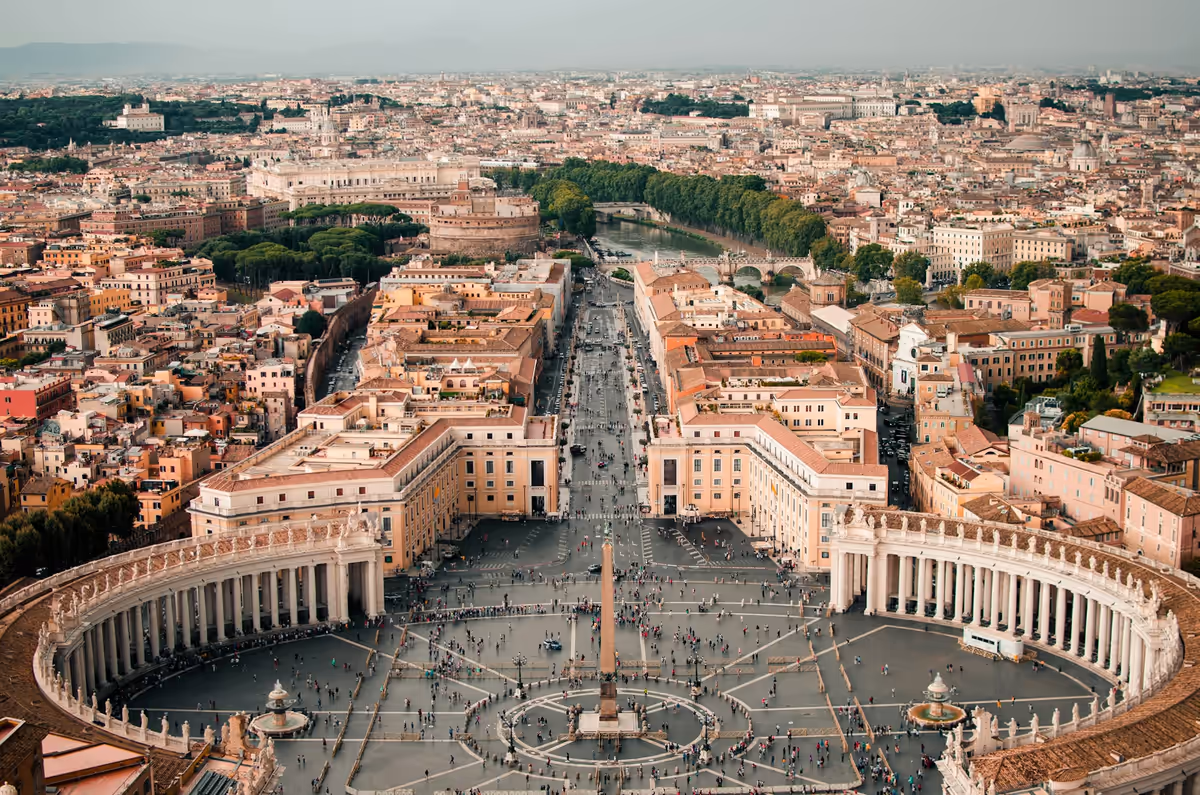 Roma al tramonto vista dai tetti, luce dorata sulla città